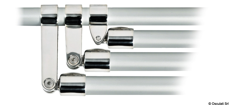 In acciaio inox AISI 316 lucidato a specchio. Questi snodi sono progettati per le grandi capottine, che prevedono una intelaiatura a 3 archi.