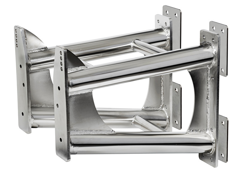 Modello universale in acciaio inox.Per motori fuoribordo da 140 a 300 HP.Costruito con la massima accuratezza, migliora il rendimento e aumenta lo spazio disponibile a bordo.Inclusivo di 4 contropiastre per il fissaggio.