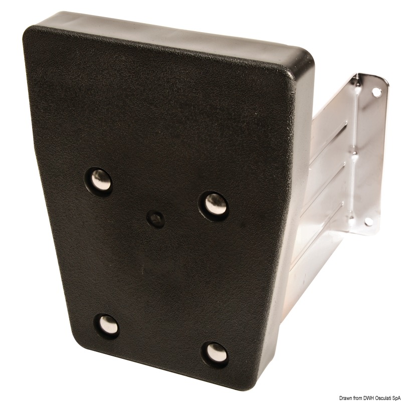 Fabbricato in acciaio inox con tavoletta in tecnopolimero ad alta resistenza.