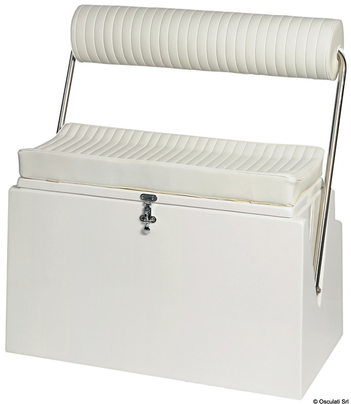 Fabbricato in vetroresina bianca e provvisto di seduta apribile uso gavone e di schienale ribaltabile onde poter usare il sedile fronte marcia oppure verso poppa. La ferramenta è tutta in acciaio inox. La cuscinatura in similpelle bianca.