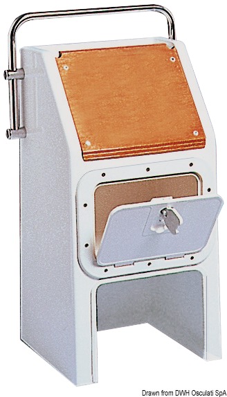 In vetroresina bianca, con inserti in compensato di mogano lamato. Accetta timonerie rotative di tutti i tipi. Fornita completa di corrimano in acciaio inox.