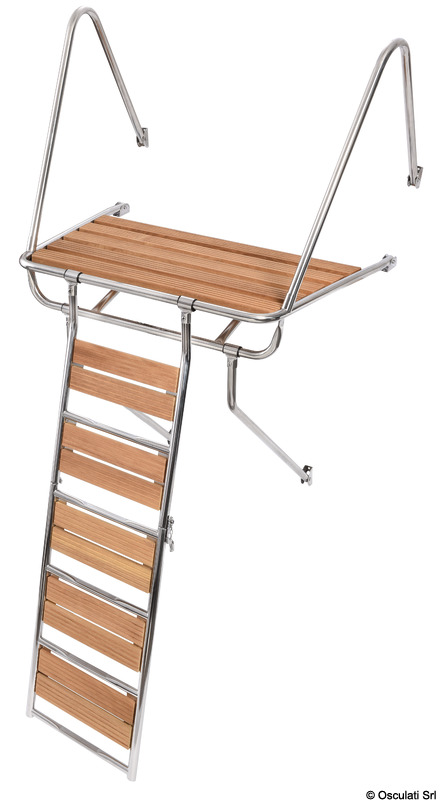 Realizzata in tubo d’acciaio inox del Ø di 25 mm, completa di grigliato in Iroko e tutti gli accessori per l’installazione.