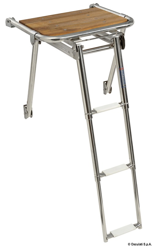 In acciaio inox AISI 316 lucidato a specchio. Piano di calpestio in Iroko. Completa di tubi di sostegno inferiore.