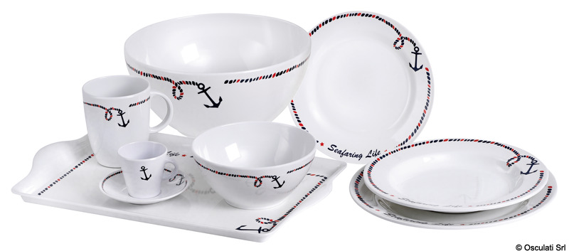 Serie di stoviglie realizzate in materiali plastici ad uso alimentare con le seguenti caratteristiche:1) fondo anti-slip, mediante l’utilizzo di una guarnizione in silicone integrata nel fondo delle stoviglie garantisce stabilità e riduce le cadute e le possibilità di spostamento;2) resistenza al calore, al freddo e all’umidità, che le rende lavabili in lavastoviglie e utilizzabili in congelatore;3) ottima resistenza agli urti e facilità di pulizia.Le stoviglie sono realizzate in Melamina alimentare di alta qualità.Tutti i set (escluso insalatiera e vassoio) sono confezionati in elegante scatola espositiva/regalo.