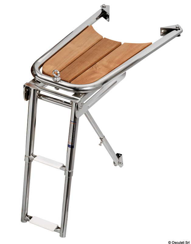 In acciaio inox AISI 316 lucidato a specchio con grigliato in vero teak. Puntone di sostegno regolabile.