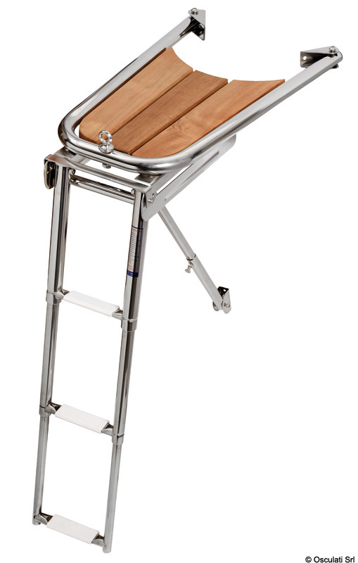 In acciaio inox AISI 316 lucidato a specchio con grigliato in vero teak. Puntone di sostegno regolabile.