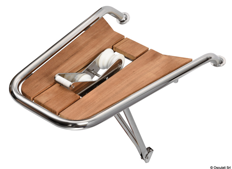 In acciaio inox AISI 316 lucidato a specchio con grigliato in vero teak. Puntone di sostegno regolabile.