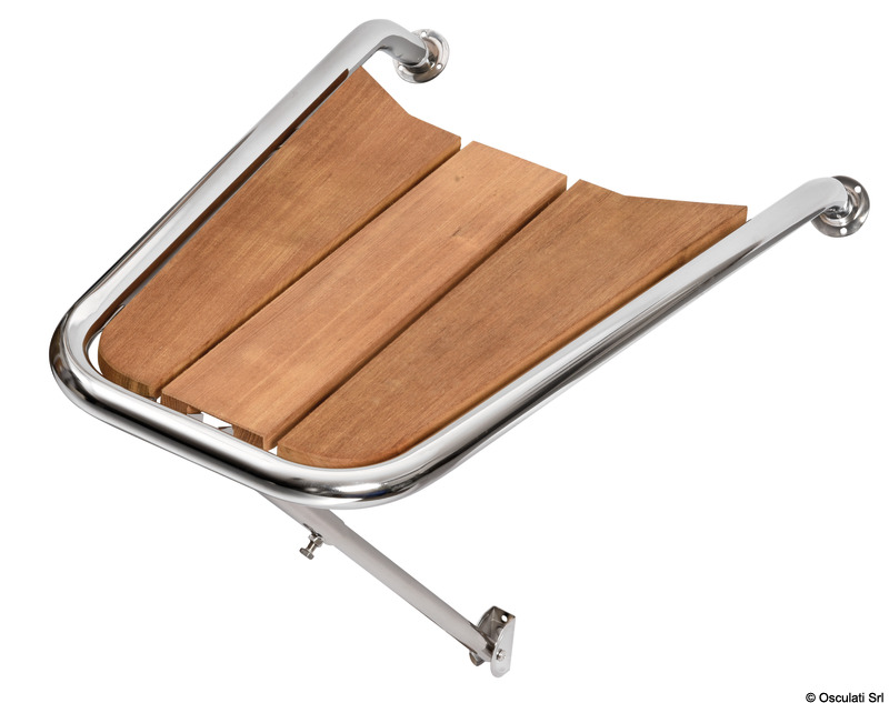 In acciaio inox AISI 316 lucidato a specchio con grigliato in vero teak. Puntone di sostegno regolabile.
