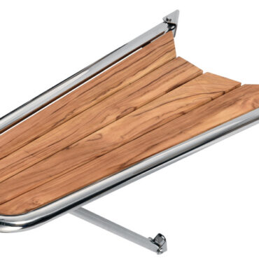 In acciaio inox AISI 316 lucidato a specchio con grigliato in vero teak. Puntone di sostegno regolabile.