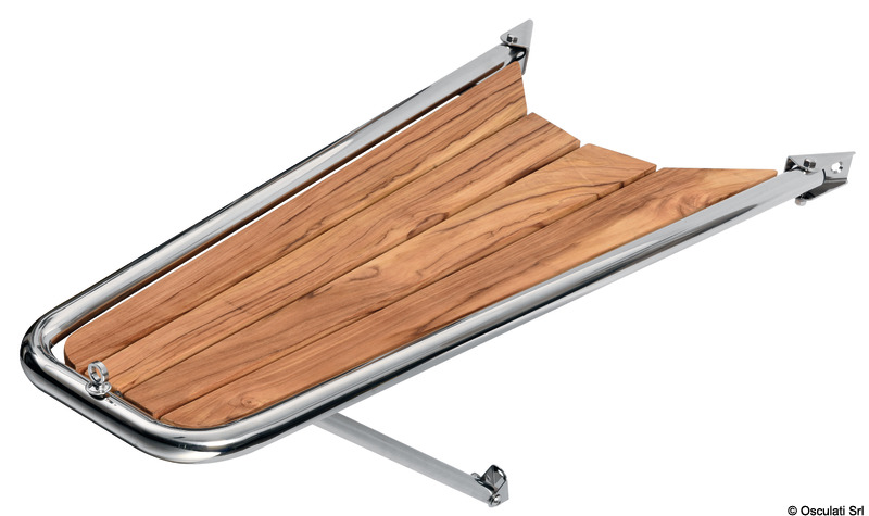 In acciaio inox AISI 316 lucidato a specchio con grigliato in vero teak. Puntone di sostegno regolabile.