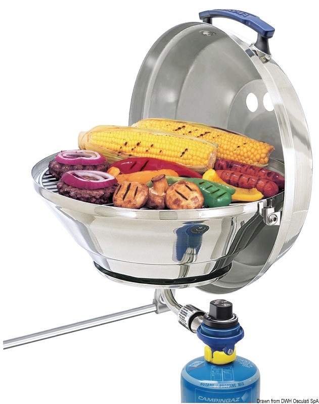 Completo di regolatore di pressione per bombole CAMPING GAZ di alluminio (CV270/470). Fabbricato in acciaio inox lucidato con griglia radiante in acciaio inox.Tutti i componenti sono collegati tra loro per evitare cadute in mare. Coperchio posizionabile come paravento.