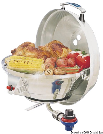 In acciaio inox lucidato. Tutti i componenti sono collegati tra loro per evitare cadute in mare. Coperchio posizionabile come paravento. Completo di regolatore di pressione per bombole CAMPING GAZ di alluminio (CV270/470).