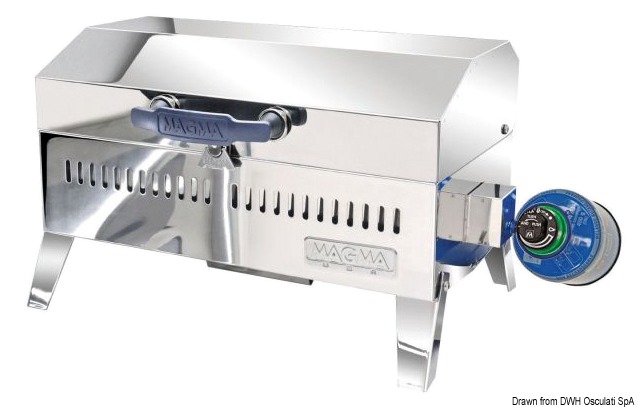 Completamente in acciaio inox lucidato. Area grill 46x23 cm. Completo di supporti pieghevoli che permettono di usarlo anche a terra in area pic-nic. Usa bombole Camping Gaz (CV270/470).