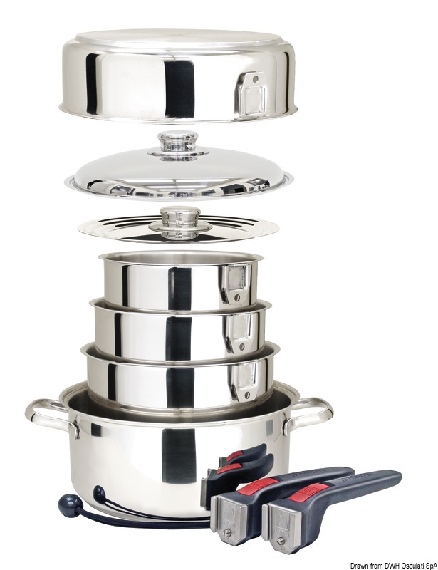 In acciaio inox AISI 316 lucidato a specchio. Utilizzabile anche con fuochi ad induzione. Provvisto di speciali manici a scatto removibili.