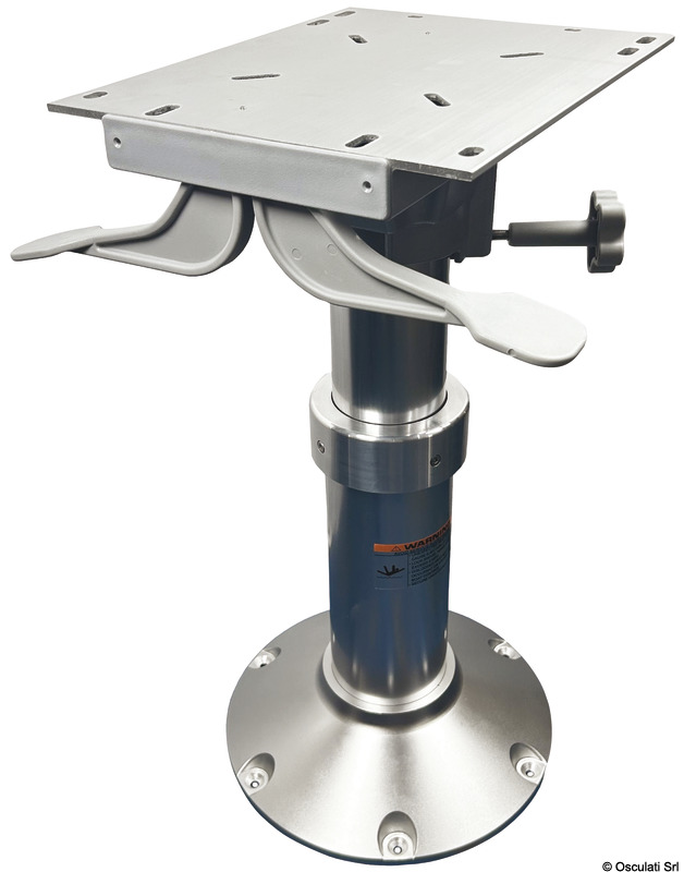 Fabbricate in alluminio lucidato a specchio ed anodizzato, con tubi di diamentro maggiorato per una elevata resistenza e stabilità.La slitta di dimensioni maxi consentire l'installazione di tutte le scocche sedili anche quelle più grandi e confortevoli.Regolabili in altezza.