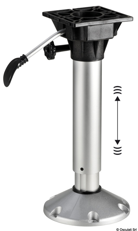 Regolabile in altezza tramite molla a gas. Dotato di sistema di ammortizzatore interno (Shock Absorber) per assorbire l'impatto della barca con le onde.Base in alluminio anodizzato e rivestita con resine epossidiche. Tubi alluminio anodizzato. Testa in nylon / fibra di vetro con foratura universale.