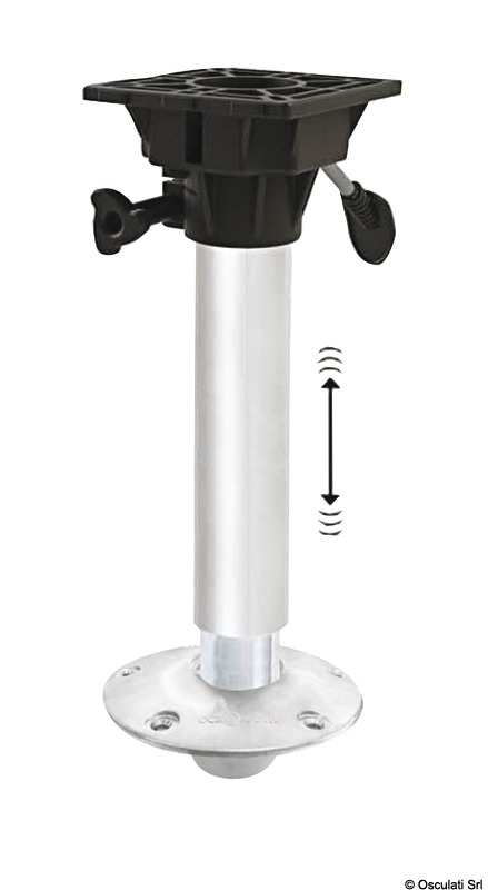 Regolabile in altezza tramite molla a gas. Dotato di sistema di ammortizzatore interno (Shock Absorber) per assorbire l'impatto della barca con le onde.Estraibile dalla base in alluminio anodizzato Ø 228 mm. Tubi alluminio anodizzato. Testa in nylon / fibra di vetro con foratura universale.