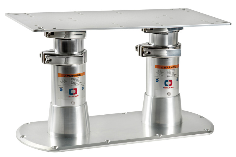 Fabbricata in alluminio lucidato a specchio e anodizzato.Collari di fissaggio in acciaio inox che rendono le gambe molto stabili e robuste, completa di doppia molla a gas per la risalita.Non necessita di forare il pavimento per la discesa. Tritelescopica.Adatta per tavoli di grandi dimensioni.