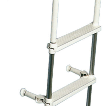 In tubo anticorodal lucidata a specchio e anodizzata. Munita di distanziatore a testina snodata brevettata. Bracci pieghevoli all’interno, montati su boccole in plastica antigrippaggio. Gradini in nylon antisdrucciolo. E’ leggerissima e galleggiante. Munita di tubi di protezione del bordo sui bracci.