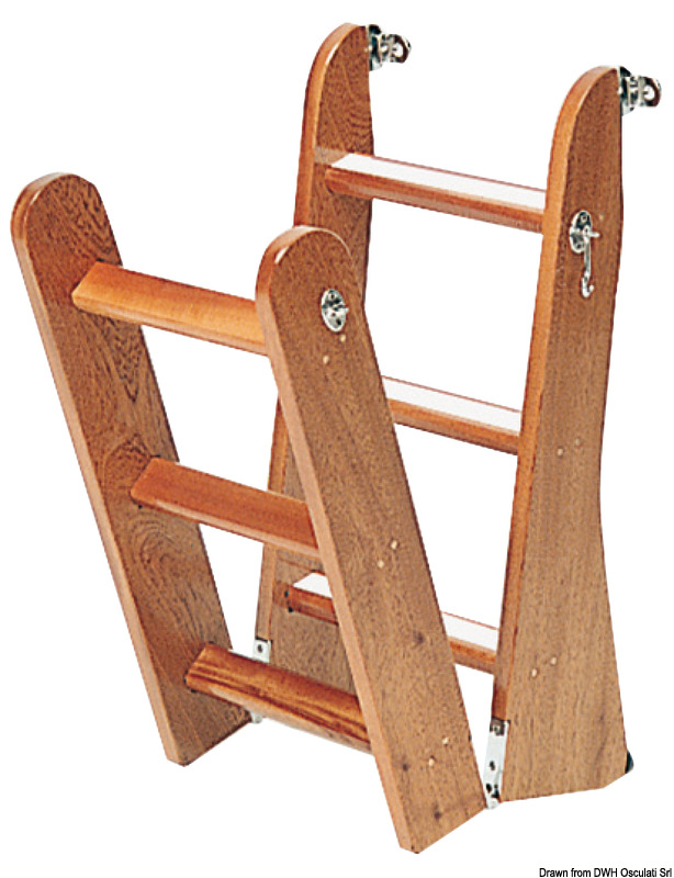 Gradini rivestiti con antiderapante 49.105.01. Ferramenta completamente in ottone cromato. Sono complete di ganci, cerniere, fermo laterale e gommini di appoggio. Sono adatte sia per scafi a motore che a vela.