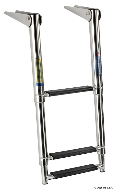Realizzata in acciaio inox lucidato a specchio.