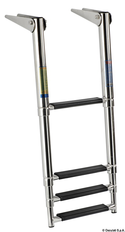 Realizzata in acciaio inox lucidato a specchio.