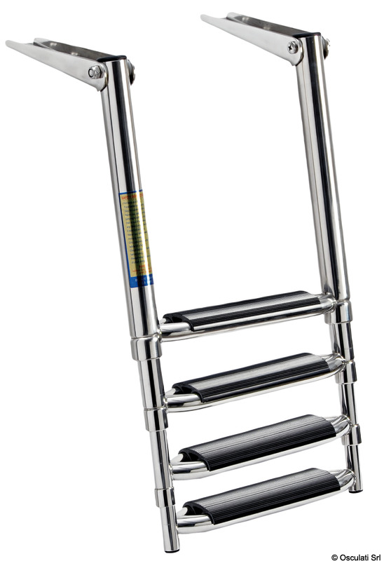 In acciaio inox lucidato a specchio, con gradini profondi 57 mm per un maggior comfort.