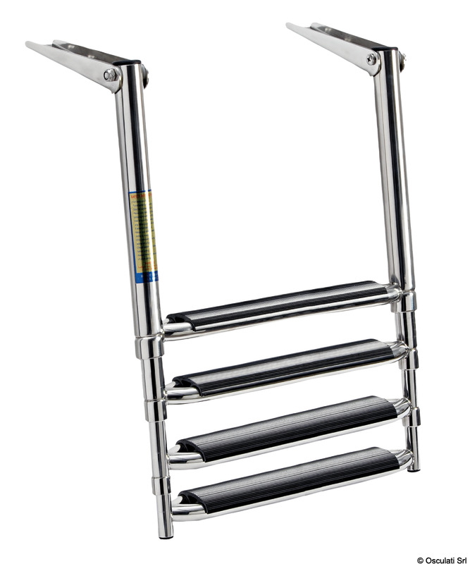 In acciaio inox AISI 316 con gradini larghi 57 mm per un maggior comfort. Interasse tubi 305 mm. Dotata di sistema con piastre scorrevoli che permettono il completo rientro della scaletta all’interno del profilo della plancetta stessa, senza lasciare parti sporgenti quando non in utilizzo.