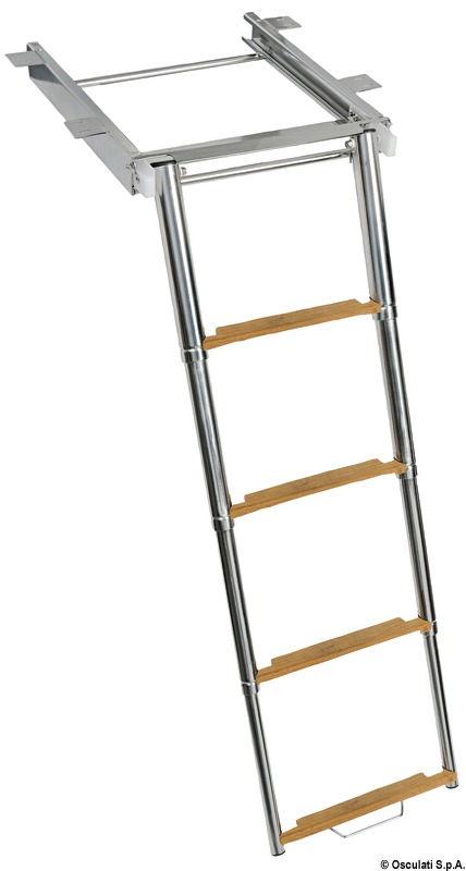 Formata da una scaletta telescopica a 4 gradini con struttura di sezione maggiorata, con gradini in teak. Montaggio sotto plancetta; predisponendo l'incasso è possibile installarla anche sopra plancetta all'interno di un portello.