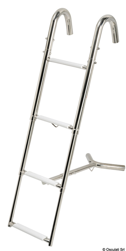 Realizzata in acciaio inox AISI 316 lucidato a specchio. I bracci sono girevoli e si agganciano al pulpito. Caratteristiche tecniche: scaletta telescopica con gradini ovali rivestiti in plastica bianca; bracci di aggancio girevoli; puntone di appoggio alla prua telescopico.