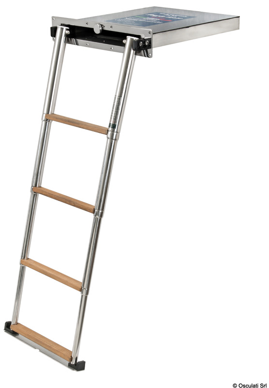 Formata da una scaletta telescopica a 4 gradini art. 49.547.04, con gradini TEAK + BOX da incorporare nello spessore della plancetta.Completamente in acciaio inox lucidato a specchio. Facilissima e veloce da installare.