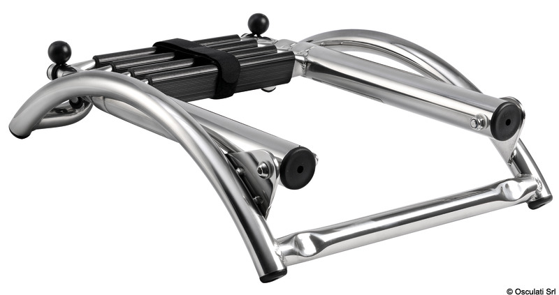 In acciaio inox lucidato a specchio. Gradini con pedana in plastica antisdrucciolo.Fissaggi al pagliolo con 2 piastrine inox (incluse) e nastro regolabile con fibbia autobloccante inox.Adatta per tubolari gommoni fino a Ø 500 mm.Completa di maniglia di risalita.