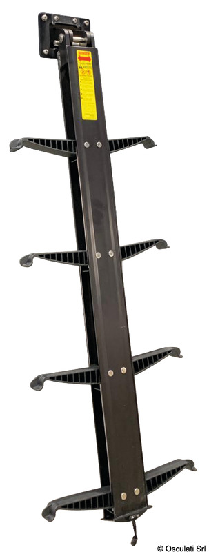 Progettate per integrarsi nelle plancette di poppa con un inclinazione negativa di 15° risultano completamente nascoste alla vista quando richiuse.L'unico elemento visibile è una semplice mascherina con elemento di chiusura e rilascio integrato.Sia a bordo che in acqua, la scaletta si apre istantaneamente e facilmente con una sola mano.Una volta estratta dal tubo di stivaggio i robusti grandini in plastica stampata si ripiegano automaticamente creando un comodo e sicuro sistema di risalita.
