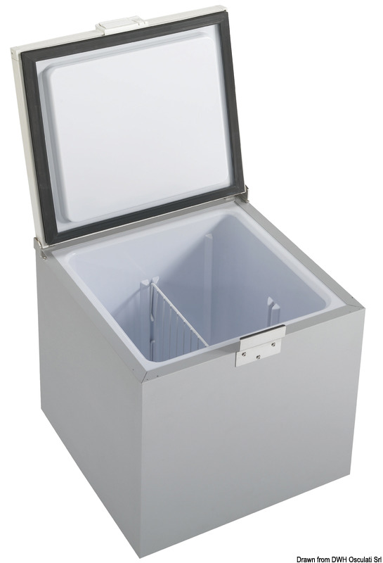 Prodotto molto versatile che può essere usato come frigo o come congelatore e installato sia con apertura frontale, sia con apertura dall'alto. Il compressore SECOP è remotizzabile fino a 1,3 m di distanza. La porta è bianca, ma essendo pannellabile, il rivestimento può essere variato secondo le esigenze.