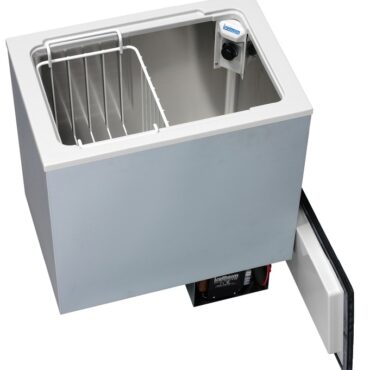Fondo in plastica, cestelli interni estraibili. Compressore Secop a voltaggio universale 12/24 V.