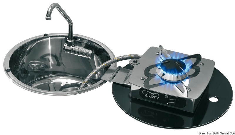 In acciaio inox lucidato, completi di rubinetto pieghevole e coperchio in vetro temperato.