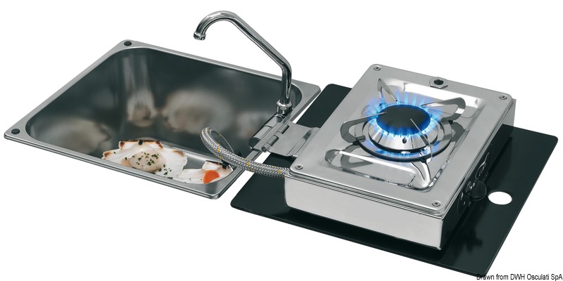 In acciaio inox lucidato, completi di rubinetto pieghevole e coperchio in vetro temperato.