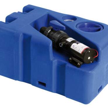 Fornito già montato e pronto all’installazione. Compatibile con tutti i wc elettrici e manuali. Completo di: maceratore elettrico; sfiato con portagomma Ø 16 mm; incavi per ganci di fissaggio 52.195.00; valvola di intercettazione per poter staccare il maceratore in caso di manutenzione; flangia 5 fori pre-forata per sensore di livello (sensore da ordinare a parte); protezione per sensore di livello. Fabbricati secondo ISO 8099.