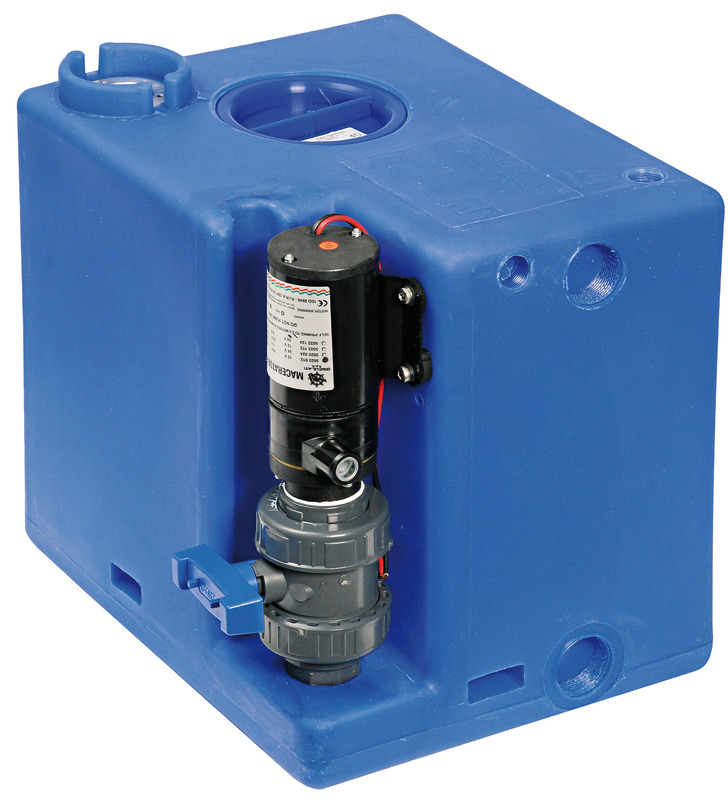 Fornito già montato e pronto all’installazione. Compatibile con tutti i wc elettrici e manuali. COMPLETO DI: maceratore elettrico; filetti femmina di carico 1” 1/2 + 3/4”; filetti femmina di sfiato 3/4”; filetti femmina di scarico emergenza manuale 1” 1/2; incavi per ganci di fissaggio 52.195.00; valvola di intercettazione per poter staccare il maceratore in caso di manutenzione; flangia 5 fori pre-forata per sensore di livello (sensore da ordinare a parte); protezione per sensore di livello. Fabbricati secondo ISO 8099.