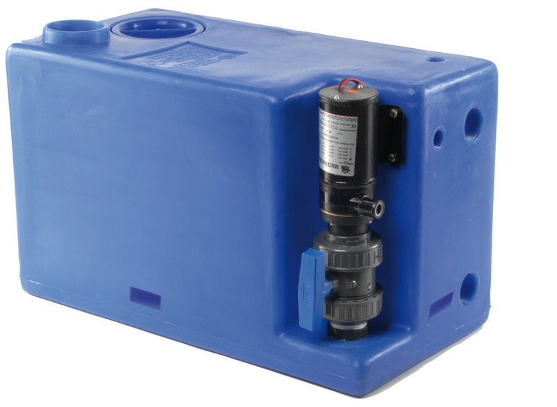 Fornito già montato e pronto all’installazione. Compatibile con tutti i wc elettrici e manuali. COMPLETO DI: maceratore elettrico; filetti femmina di carico 1” 1/2 + 3/4”; filetti femmina di sfiato 3/4”; filetti femmina di scarico emergenza manuale 1” 1/2; incavi per ganci di fissaggio 52.195.00; valvola di intercettazione per poter staccare il maceratore in caso di manutenzione; flangia 5 fori pre-forata per sensore di livello (sensore da ordinare a parte); protezione per sensore di livello. Fabbricati secondo ISO 8099.