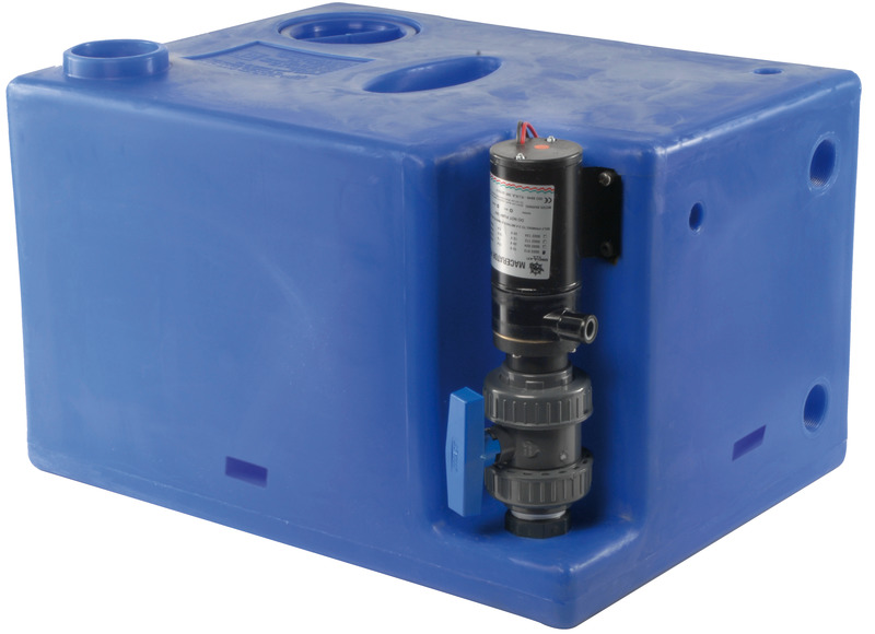 Fornito già montato e pronto all’installazione. Compatibile con tutti i wc elettrici e manuali. COMPLETO DI: maceratore elettrico; filetti femmina di carico 1” 1/2 + 3/4”; filetti femmina di sfiato 3/4”; filetti femmina di scarico emergenza manuale 1” 1/2; incavi per ganci di fissaggio 52.195.00; valvola di intercettazione per poter staccare il maceratore in caso di manutenzione; flangia 5 fori pre-forata per sensore di livello (sensore da ordinare a parte); protezione per sensore di livello. Fabbricati secondo ISO 8099.