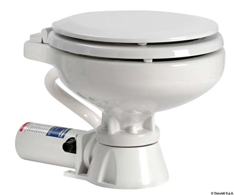 Provvisto di pompa autoadescante in bronzo con girante in neoprene. Funziona premendo un pulsante. Motore a magneti permanenti e albero in acciaio inox, con maceratore incorporato. Sedile e coperchio di colore bianco. Tubo d’entrata da 19 mm (3/4") e d’uscita da 25 mm (1”). Pannello di comando INCLUSO.Raccordo lavaggio Spray Nozzle che garantisce una pulizia più rapida ed efficace grazie al getto d'acqua ad altissima pressione su tutta la superficie del WC.