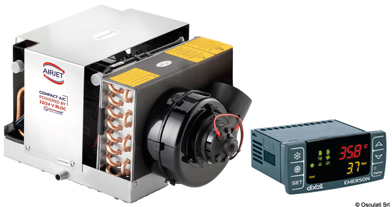 AirJet 12/24V DC è ideale per la climatizzazione di natanti ed imbarcazioni da diporto sprovviste di gruppo elettrogeno.Alimentato direttamente in corrente continua dalle batterie presenti a bordo consente di beneficiare della climatizzazione senza ricorrere a rumorosi gruppi elettrogeni oppure di collegamento ad uninverter.Dal design compatto ed elegante AirJet si distingue per l’elevata versatilità che rende possibile l’installazione con estrema facilità e senza sacrificare volumi elevati.E' ideale per raffreddare singole cabine.Quando la barca è ormeggiata in porto è comunque possibile, mediante l'apposito Kit (optional), effettuare il collegamento alla banchina e fruire dall'alimentazione 220V risparmiando le batterie a bordo.Pompa mare e pannello di controllo inclusi.* Kit distribuzione aria e ricircolo acqua mare OPTIONAL da ordinare separatamente cod. 50.268.00 / 50.267.99