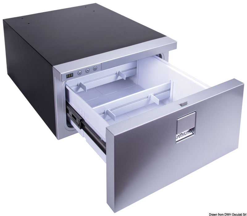 Dotato di guide in acciaio inox e porta in acciaio inox verniciata nera o in colore silver. Esternamente presenta linea Elegance. Interfaccia digitale user friendly esterna.Compressore Secop BD 12/24V 1,4F, silenzioso, ad alta efficienza.Sistema "Easy fix".