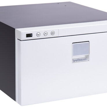 Dotato di guide in acciaio inox e porta in acciaio inox verniciata nera o in colore silver. Esternamente presenta linea Elegance. Interfaccia digitale user friendly esterna.Compressore Secop BD 12/24V 1,4F, silenzioso, ad alta efficienza.Sistema "Easy fix".
