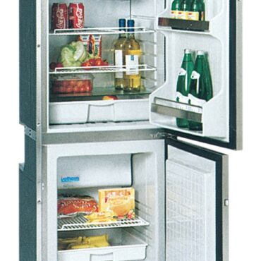 E’ già completo di flangia di fissaggio ad incasso inox e la porta resta a filo della flangia. La chiusura é garantita da una serratura a scatto anche essa a filo. Nella combinazione CR220, il modello si compone di un'unità da 130 l ad apertura frontale nella parte superiore e di un'unità freezer da 90 l ad apertura frontale nella parte inferiore. Il modello CR260 è una soluzione ibrida superiore ad apertura frontale, inferiore a cassetto di 130 l ciascuno. Vano freezer pari a 9,8 l nell'unità a cassetto.