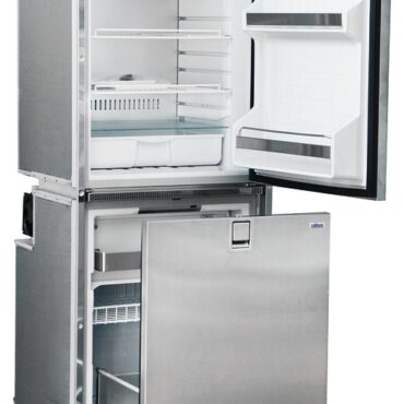 E’ già completo di flangia di fissaggio ad incasso inox e la porta resta a filo della flangia. La chiusura é garantita da una serratura a scatto anche essa a filo. Nella combinazione CR220, il modello si compone di un'unità da 130 l ad apertura frontale nella parte superiore e di un'unità freezer da 90 l ad apertura frontale nella parte inferiore. Il modello CR260 è una soluzione ibrida superiore ad apertura frontale, inferiore a cassetto di 130 l ciascuno. Vano freezer pari a 9,8 l nell'unità a cassetto.