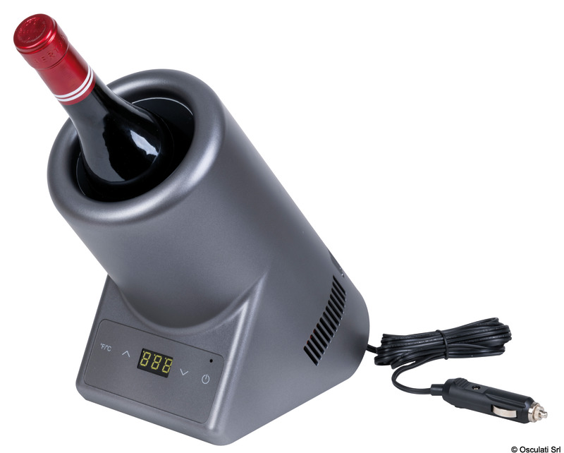 Questa glacette termoelettrica è un dispositivo di raffreddamento all'avanguardia progettato per garantire la temperatura ideale per bottiglie di vino e altre bevande fino ad un diametro di 92 mm.Il sistema di raffreddamento è termoelettrico e utilizza tubi di rame e un dissipatore di calore, assicurando una distribuzione uniforme della temperatura e prestazioni ottimali.La glacette è equipaggiata con un moderno pannello di controllo touch con display, che rende la regolazione della temperatura da un minimo di 5° semplice e intuitiva.Viene fornita con trasformatore a 220V e spina per accendisigari a 12V (vedi 14.517.01).