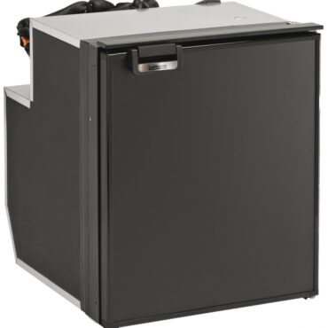 La serie CRUISE Classic Total Black offre frigoriferi eleganti e robusti, perfetti per l’ambiente nautico. Disponibili in capacità da 42 a 226 litri, combinano un design contemporaneo in nero opaco con alte prestazioni energetiche. - Freezer integrato (escluso versione “Drink”).- Illuminazione LED interna.- Rivestimento alimentare con angoli arrotondati per facile pulizia.- Compressore Secop 12/24 V a basso consumo.- Porta con serratura magnetica.- Materiali resistenti alla corrosione.
