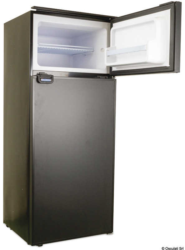 La serie CRUISE Classic Total Black offre frigoriferi eleganti e robusti, perfetti per l’ambiente nautico. Disponibili in capacità da 42 a 226 litri, combinano un design contemporaneo in nero opaco con alte prestazioni energetiche. - Freezer integrato (escluso versione “Drink”).- Illuminazione LED interna.- Rivestimento alimentare con angoli arrotondati per facile pulizia.- Compressore Secop 12/24 V a basso consumo.- Porta con serratura magnetica.- Materiali resistenti alla corrosione.